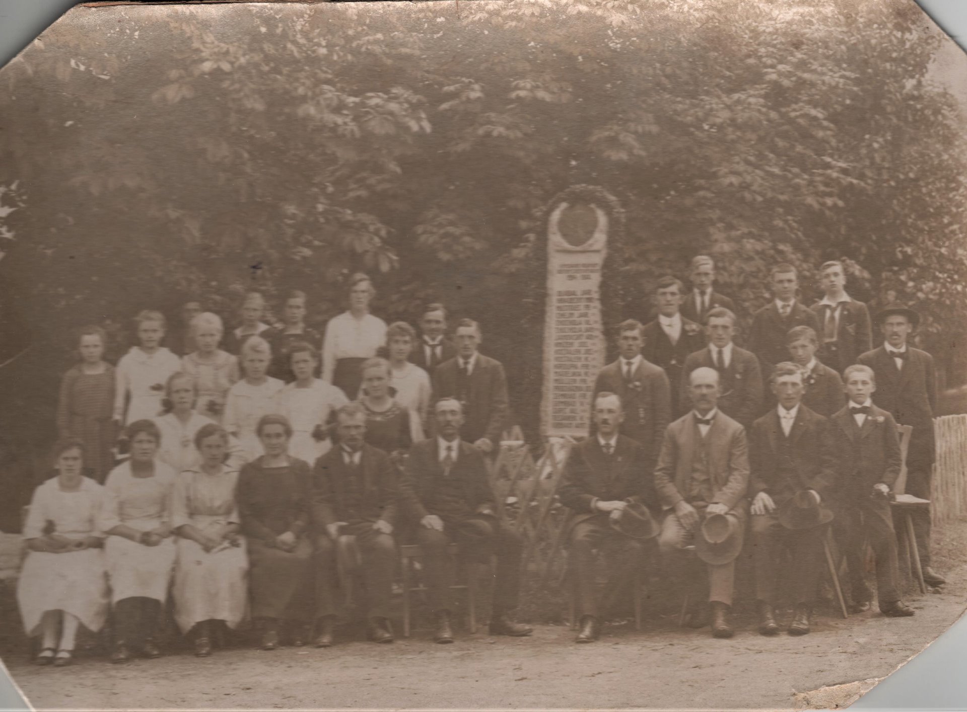 Slavnostní odhalení pomníku padlých vojáků na návsi pod kaštany, kde pomník stával původně, 1918